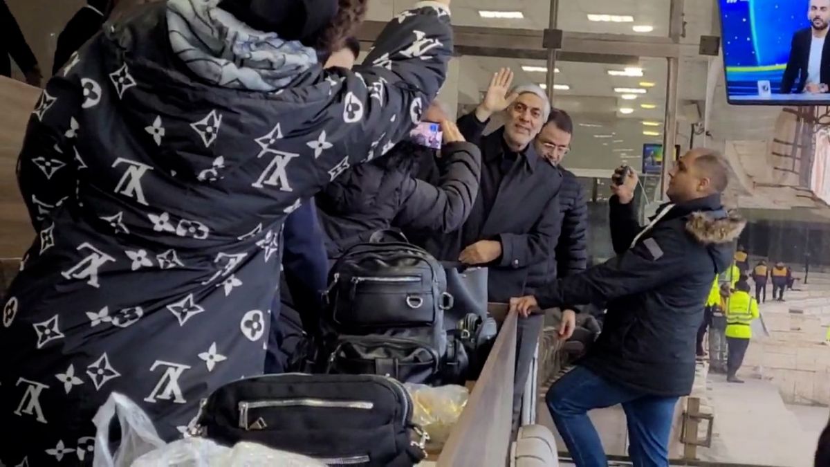 اختصاصی/ حضور کیومرث هاشمی وزیر ورزش و جوانان در جایگاه خبرنگاران پیش از دربی 102