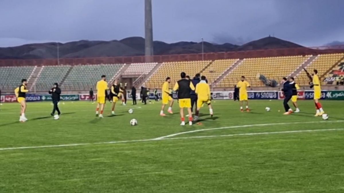 اختصاصی/ گرم کردن بازیکنان دو تیم نساجی و شمس آذر قبل از شروع مسابقه