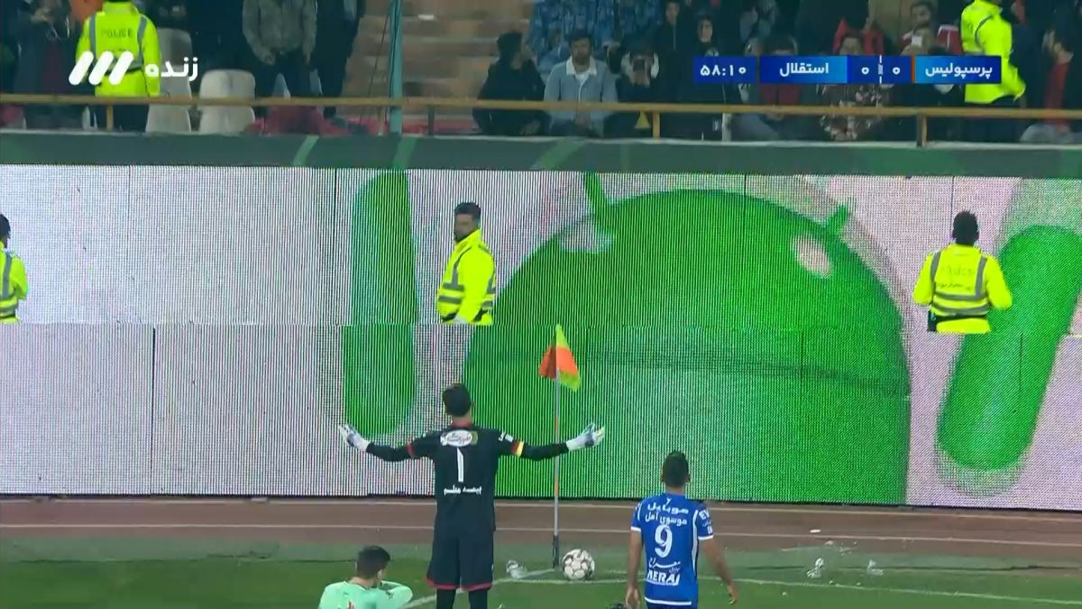 پرتاب بطری به سمت مهدی پور توسط هواداران پرسپولیس