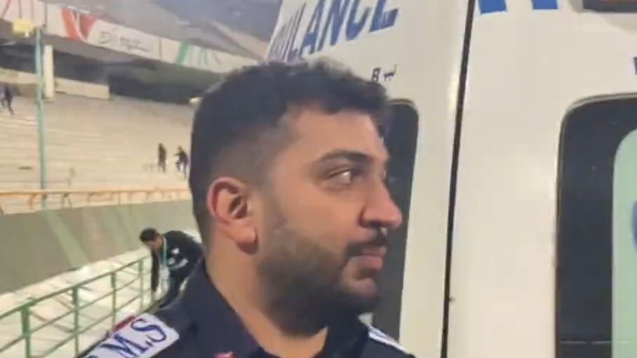 اختصاصی/ توضیح راننده آمبولانس حاضر کنار زمین درباره پرتاب بطری و سنگ تماشاگران به داخل زمین