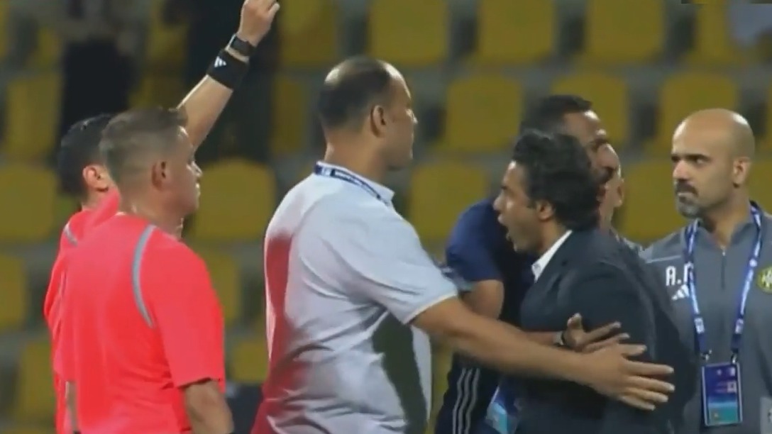 اعتراض به داور و اخراج فرهاد مجیدی سرمربی الاتحاد کلبا پس پایان بازی مقابل الوصل