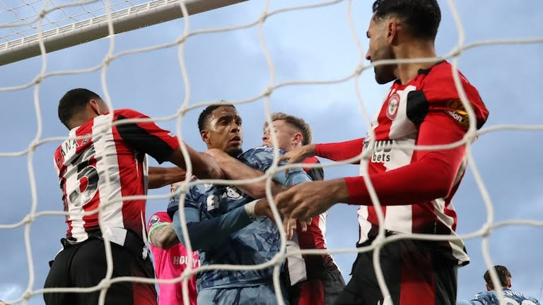 درگیری سامان قدوس با بازیکن استون ویلا پس از دریافت گل دوم