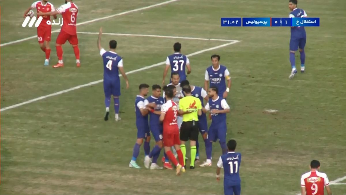 صحنه پنالتی برای پرسپولیس که با اعتراض شدید خوزستانی ها همراه بود