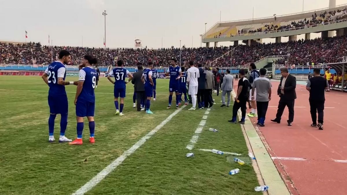 اختصاصی/ لحظه بیرون آمدن بازیکنان استقلال خوزستان و اعتراض به پنالتی گرفته شده برای پرسپولیس