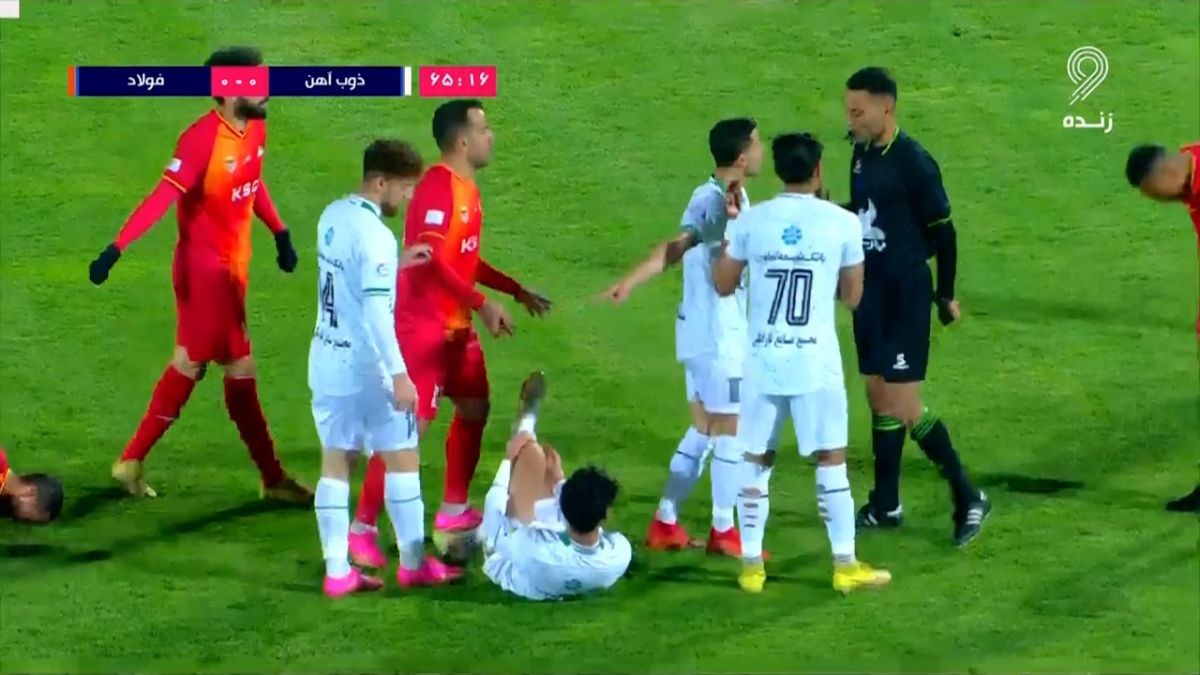 اخراج فردین یوسفی بازیکن ذوب آهن مقابل فولاد خوزستان