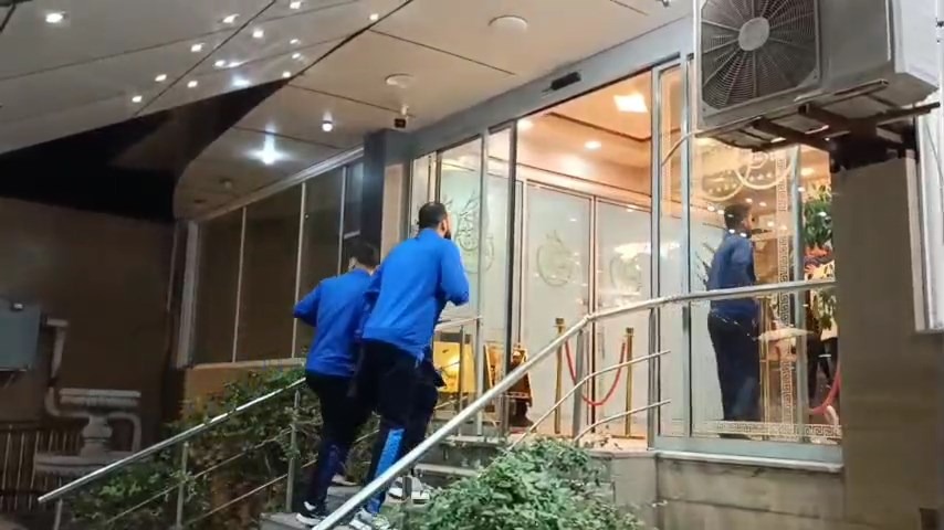 اختصاصی/ ورود اتوبوس بازیکنان استقلال به هتل در میان استقبال هواداران