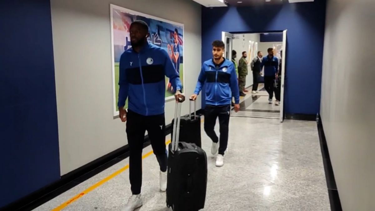 اختصاصی/ لحظه ورود بازیکنان و کادرفنی باشگاه استقلال به ورزشگاه شهید سلیمانی برای تقابل با گل گهر