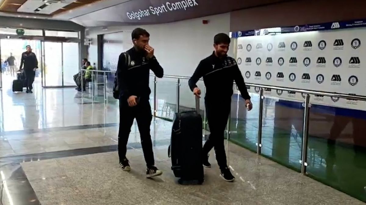 اختصاصی/ لحظه ورود بازیکنان و اعضای کادرفنی تیم گل گهر سیرجان به ورزشگاه شهید سلیمانی برای تقابل با استقلال.