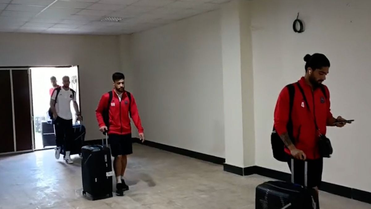 اختصاصی/ ورود بازیکنان دو تیم نساجی مازندران و هوادار به ورزشگاه شهید وطنی قایمشهر