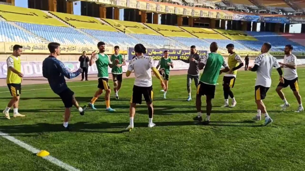 اختصاصی/ گرم کردن بازیکنان سپاهان و آلومینیوم اراک قبل از آغاز بازی