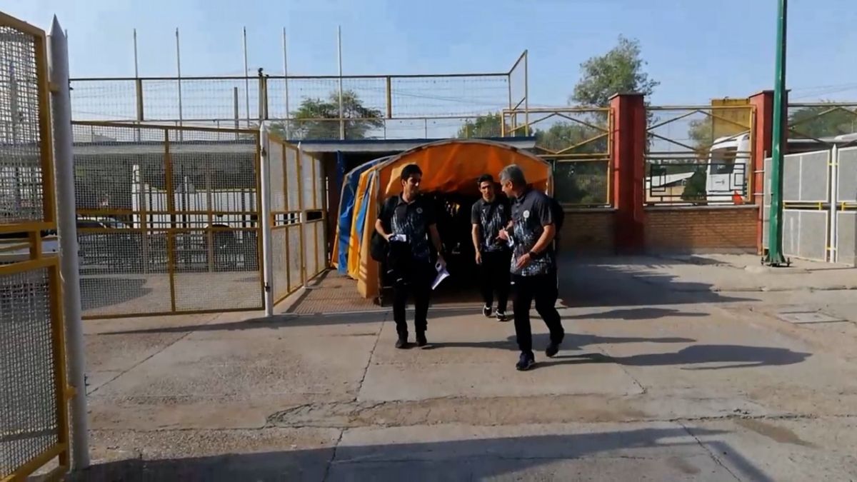 لحظه ورود بازیکنان صنعت نفت - ذوب آهن به ورزشگاه تختی آبادان