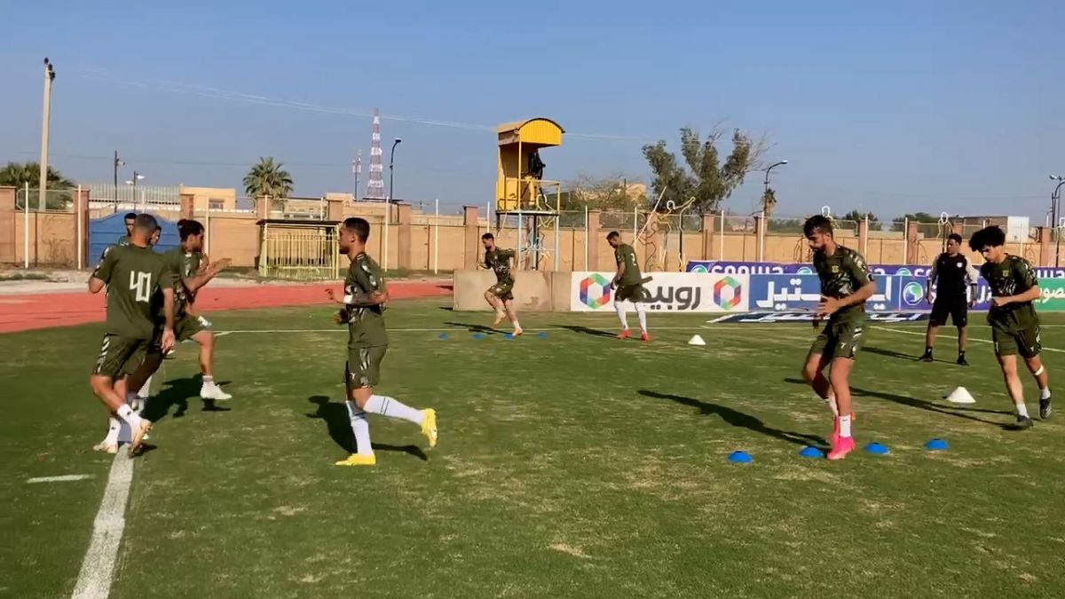 اختصاصی/ گرم کردن بازیکنان دو تیم صنعت نفت و ذوب آهن قبل از شروع مسابقه