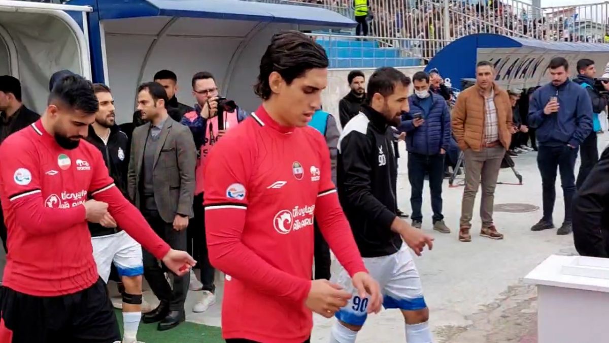 اختصاصی/ لحظه ورود بازیکنان تراکتور و ملوان به زمین مسابقه و خوش و بش کادرفنی دو تیم