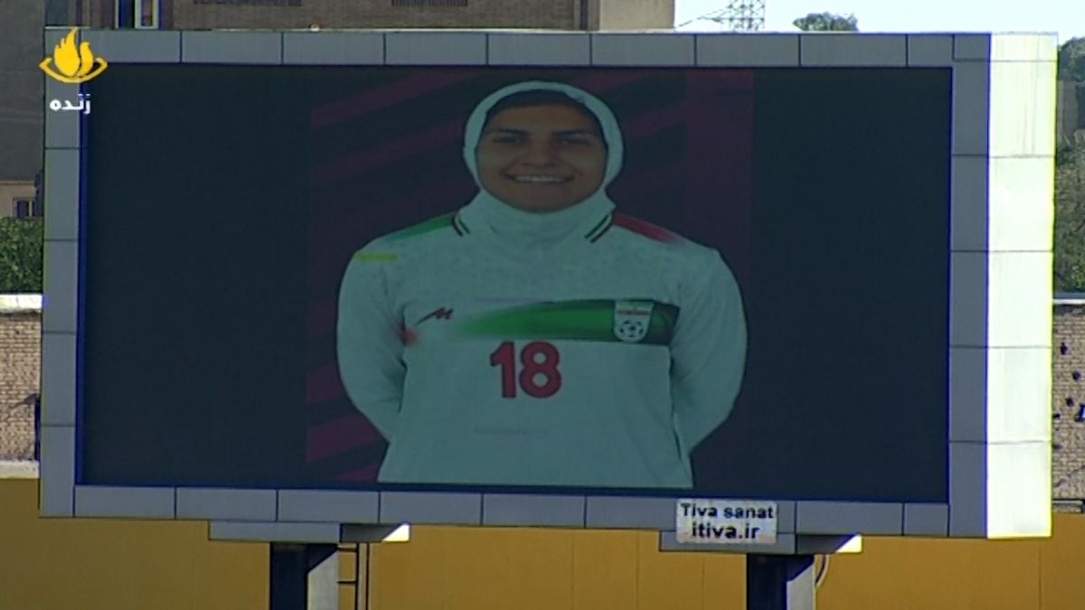 یک دقیقه سکوت قبل از آغاز دیدار صنعت نفت - ذوب آهن برای درگذشت ملیکا محمدی