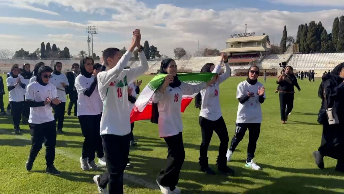 اختصاصی/ دور افتخار خواهر مرحوم مليكا محمدي دور ورزشگاه حافظيه شيراز