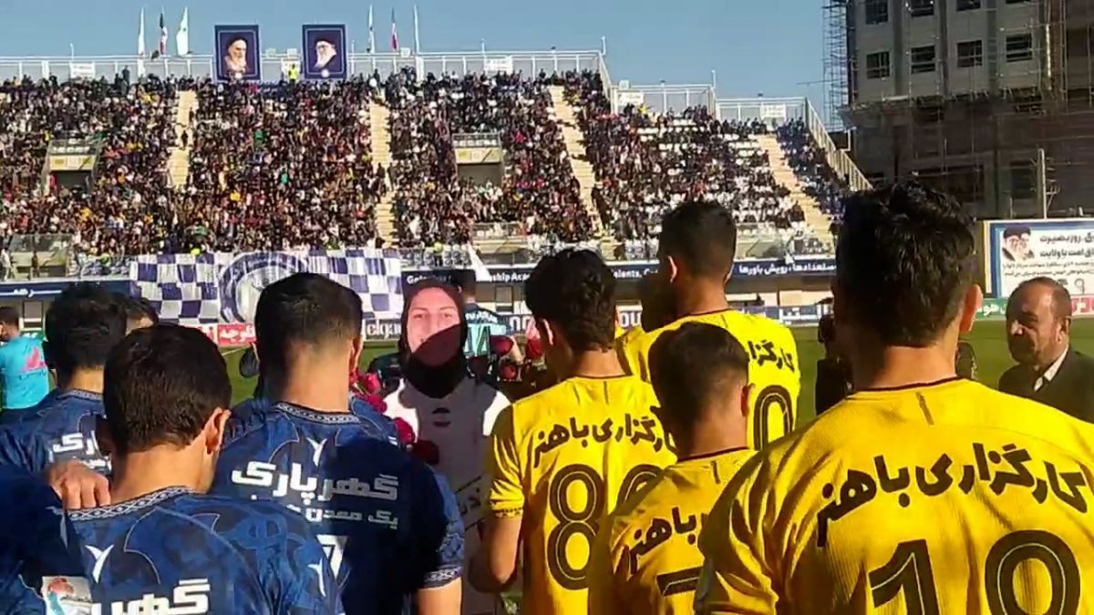 اختصاصی/ ادای احترام بازیکنان گل گهر سیرجان و سپاهان با اهدای گل به نماد زنده یاد ملیکا محمدی