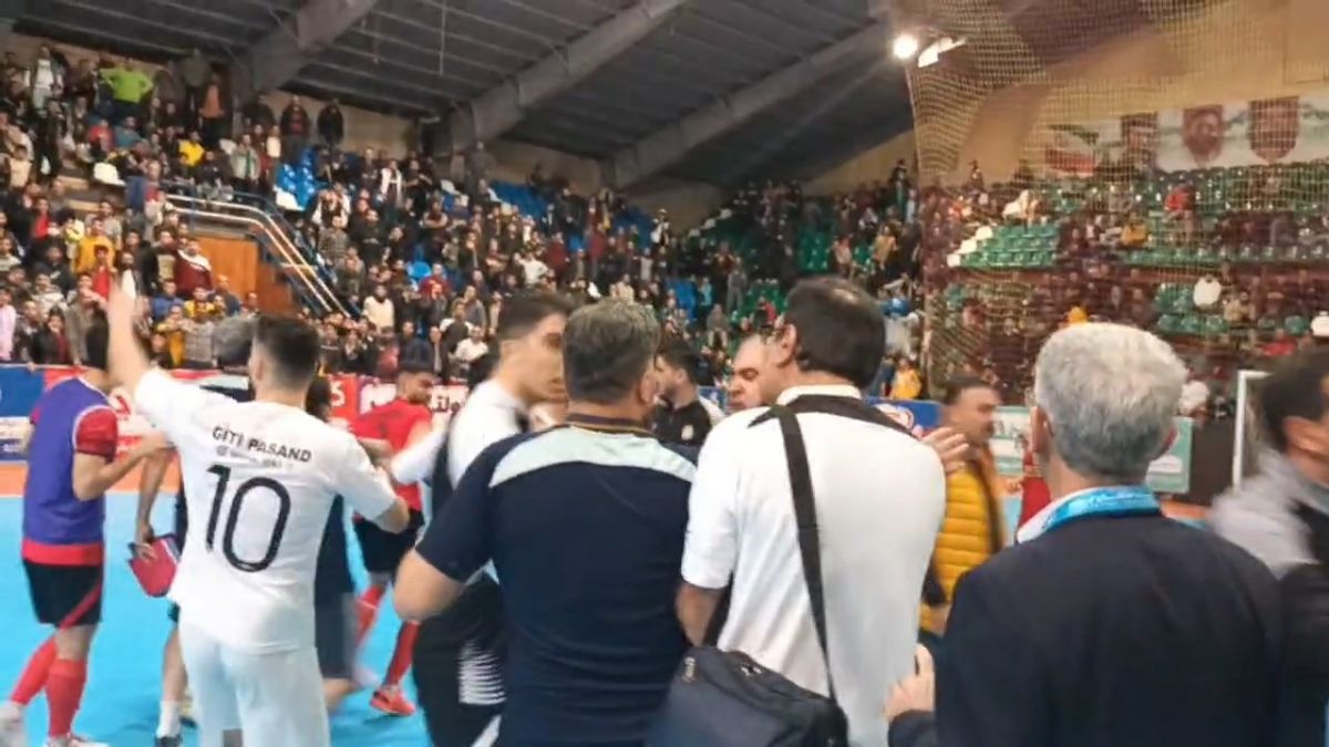 اختصاصی/ تنش و درگیری بین بازیکنان در انتهای بازی گیتی پسند و کراپ الوند