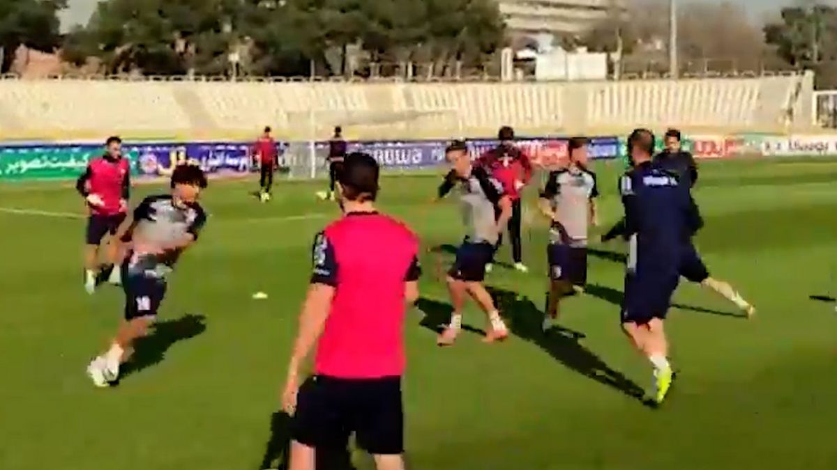 اختصاصی/ گرم کردن بازیکنان هوادار در آستانه بازی با استقلال خوزستان