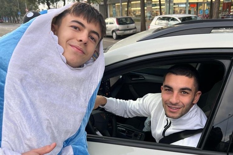 عکس؛ هوادار بارسلونا با لباس کوسه در کنار فران تورس