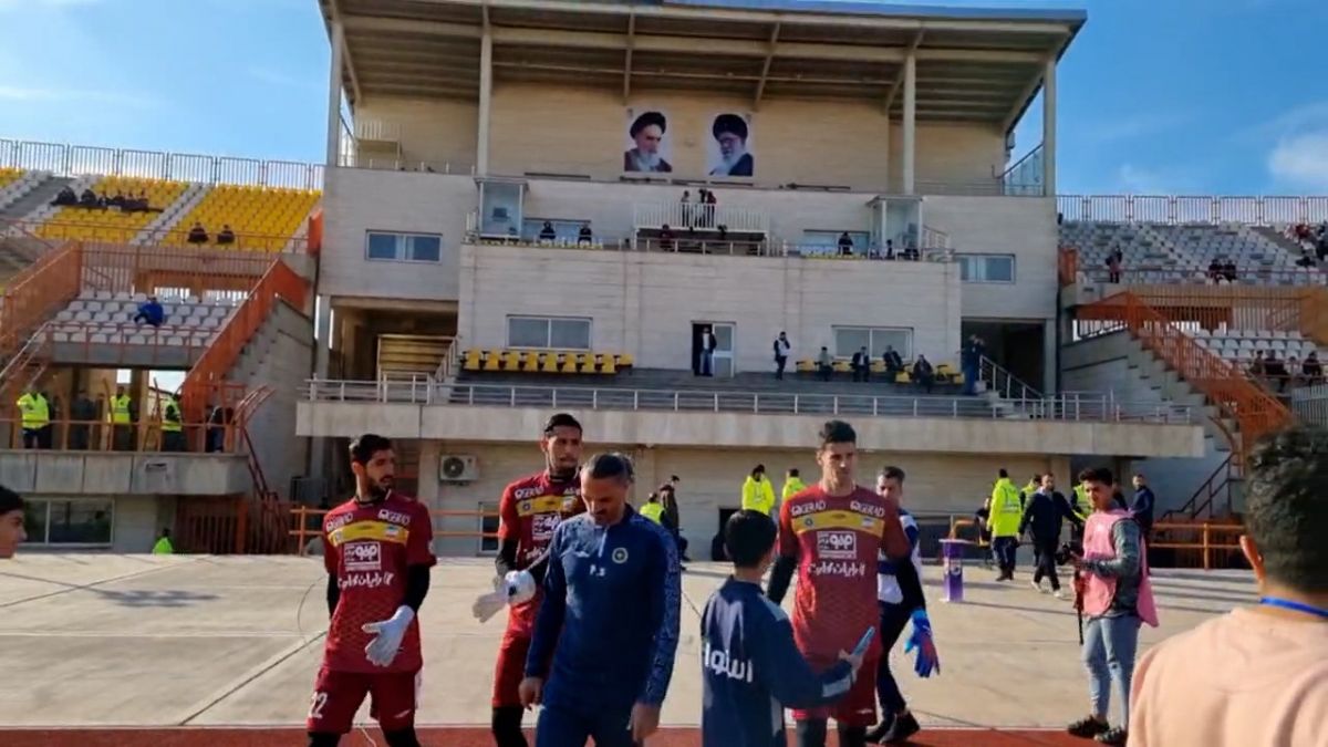 اختصاصی/ ورود بازیکنان سپاهان و شمس آذر به چمن ورزشگاه برای گرم کردن