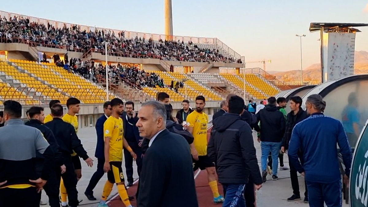 اختصاصی/ بازیکنان سپاهان به رختکن رفتند و سپس به زمین بازی برگشتند