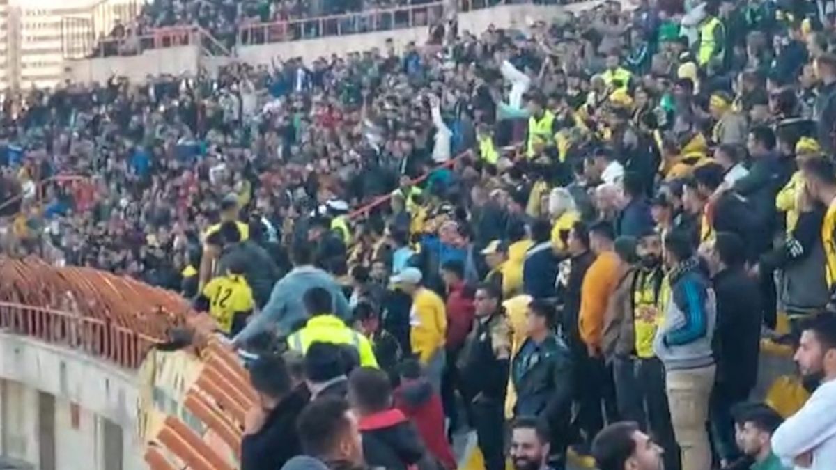 اختصاصی/ درگیری هواداران سپاهان و شمس آذر با صحبت های عوامل نیرو انتظامی همراه بود