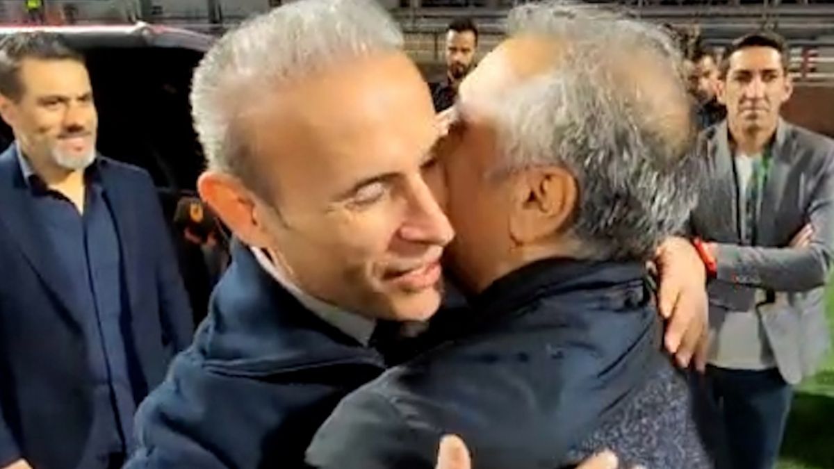 اختصاصی/ خوش و بش اعضای کادر فنی تیمهای مس رفسنجان و پرسپولیس قبل از شروع مسابقه دو تیم