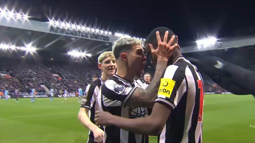 گل اول نیوکاسل به منچسترسیتی (ایساک)