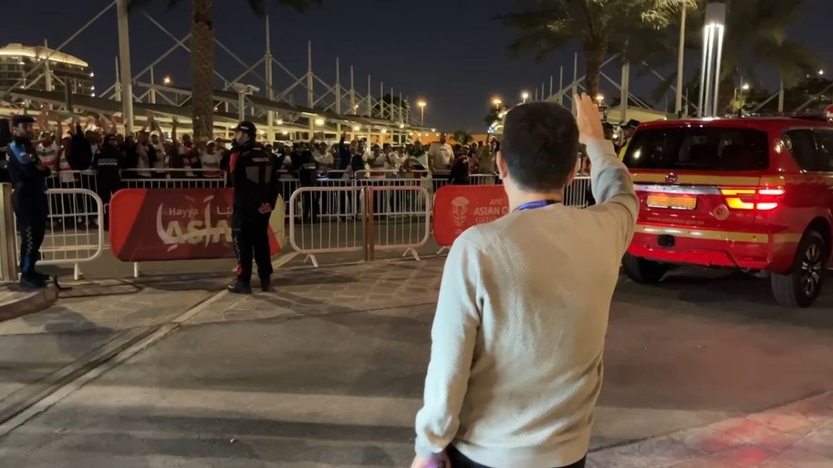 تشویق امیر قلعه‌نویی از سوی هواداران تیم ملی در مقابل هتل الریان