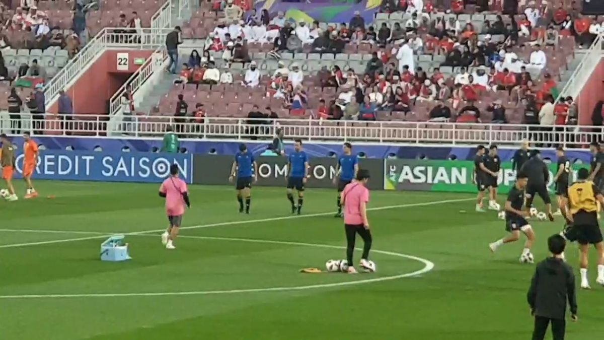 اختصاصی/ تیم داوری ایرانی در حال گرم کردن برای قضاوت بازی عمان - تایلند