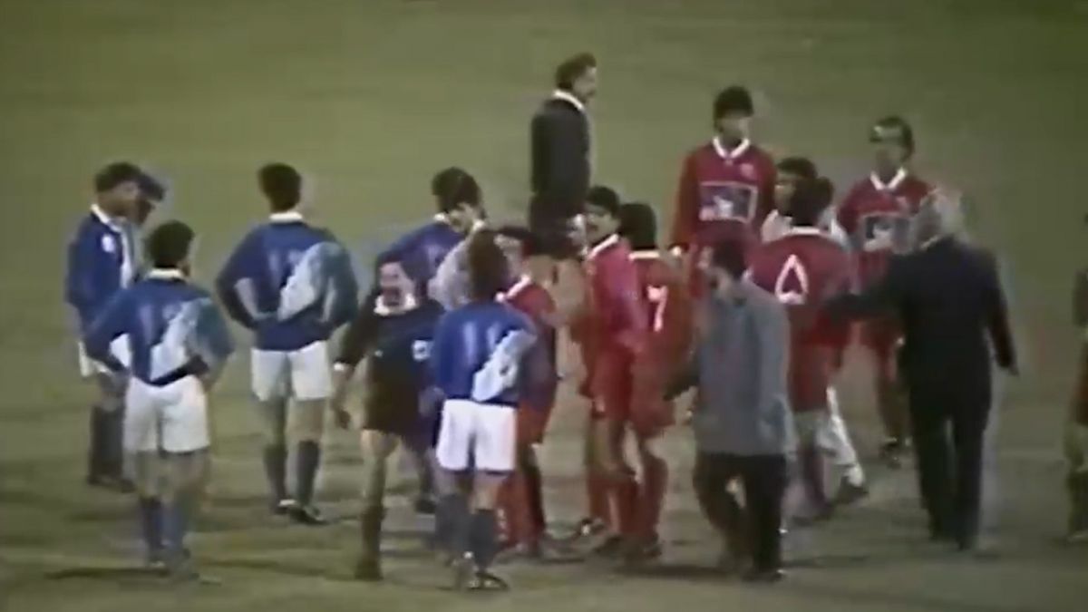 ویدیویی جدید از درگیری بازیکنان دو تیم استقلال و پرسپولیس و هجوم هواداران پرسپولیس به زمین در دربی جنجالی سال 1373