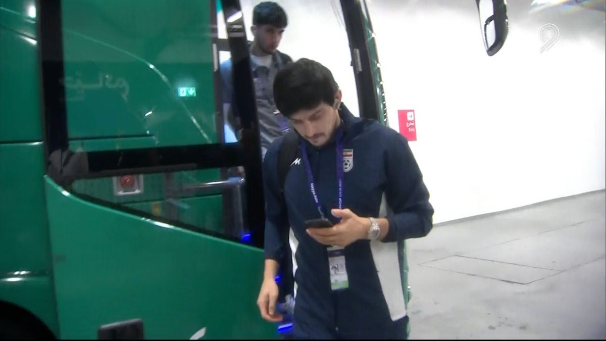 لحظه ورود بازیکنان تیم ملی ایران به ورزشگاه اجوکیشن سیتی برای تقابل با امارات