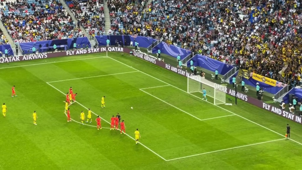 گل سون و آیمان برای کره جنوبی و مالزی از روی نقطه پنالتی از زاویه دوربین فوتبالی