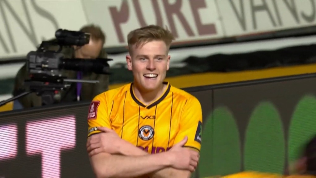 گل دوم نیوپورت کانتی به منچستریونایتد (ایوانز)