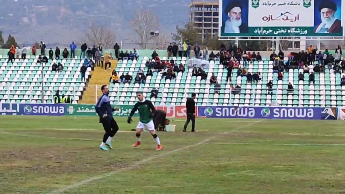 اختصاصی/ شرایط بد چمن در اثر بارندگی و خالی کردن آب اضافه زمین در بین دو نیمه خیبر و پارس جم با فرغون و سطل