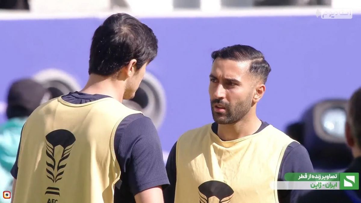 گرم کردن بازیکنان تیم ملی قبل از دیدار مقابل ژاپن