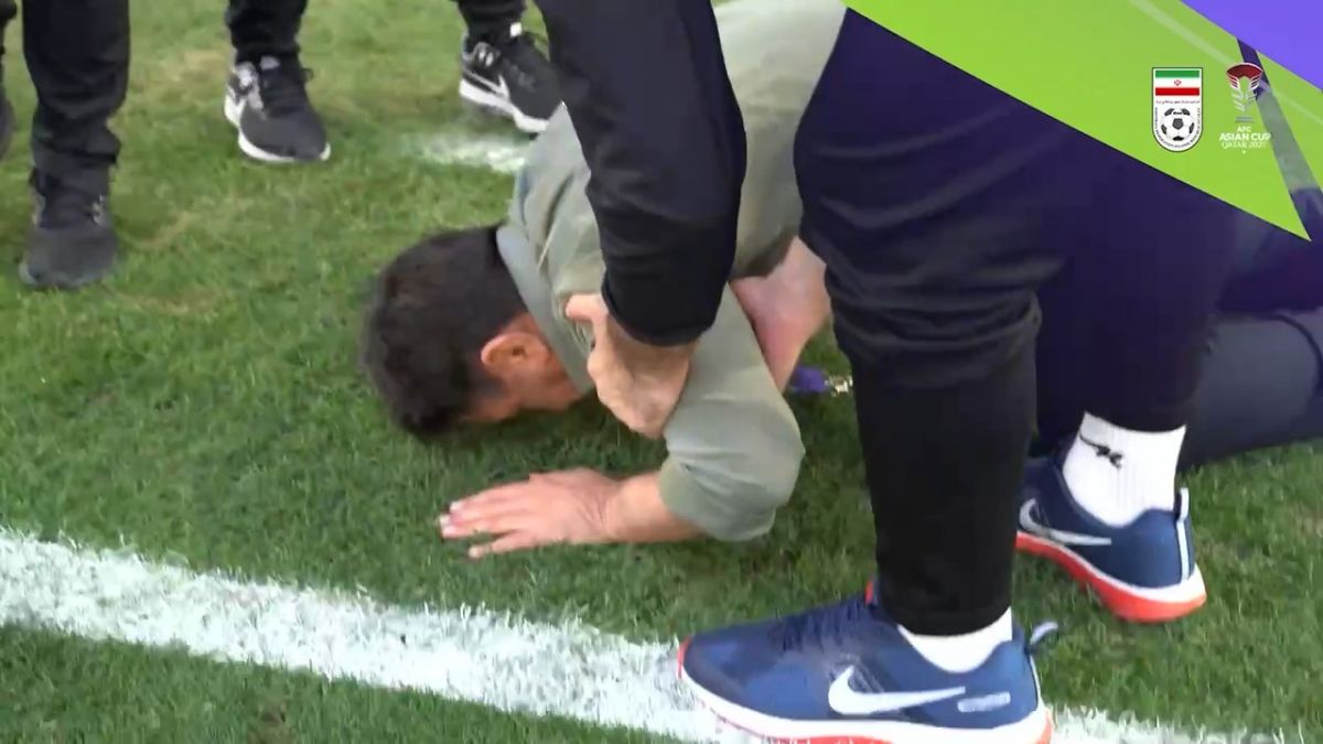 لحظه سوت داور پس از بازی ایران - ژاپن؛ خوشحالی بازیکنان و سجده شکر امیر قلعه‌نویی سرمربی تیم ملی