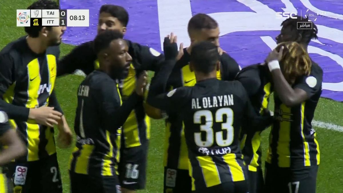 گل اول الاتحاد به الطائی (عبدالرزاق حمدلله)
