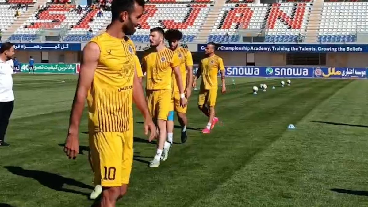 اختصاصی/ گرم کردن بازیکنان تیم نیکا پارس چالوس و گل گهر سیرجان قبل از بازی