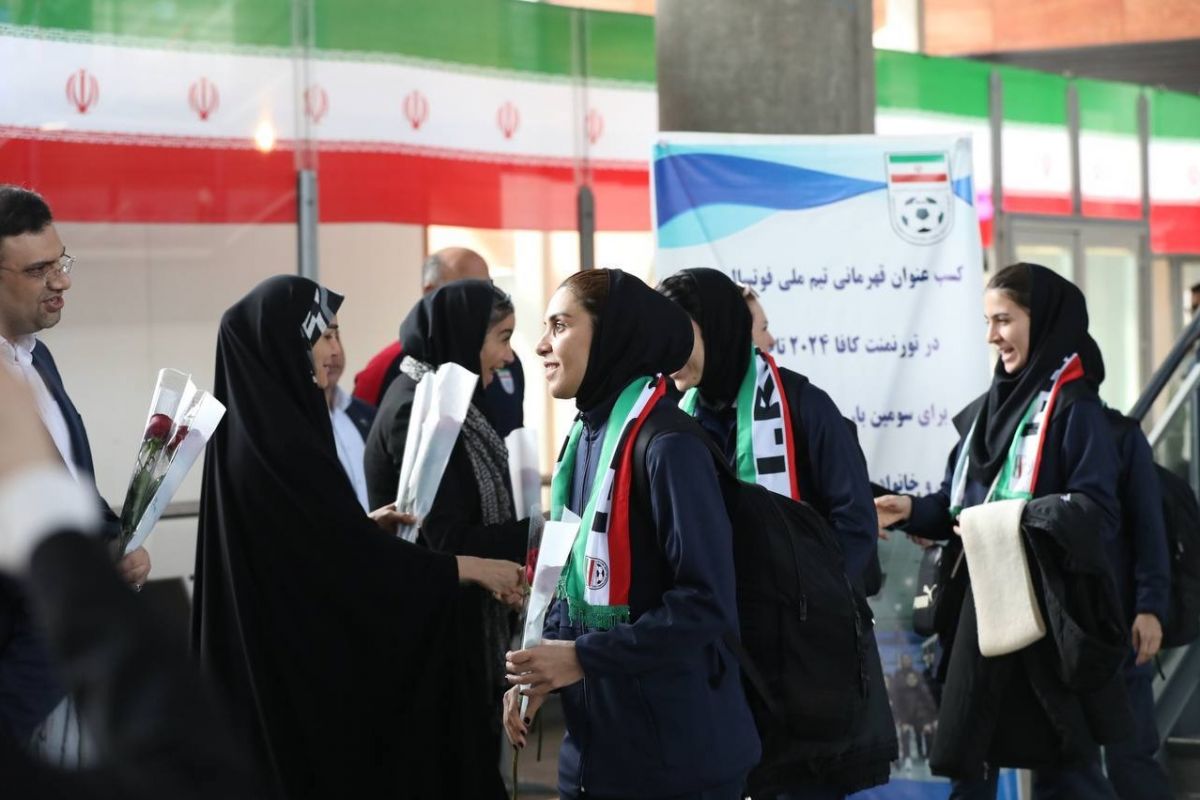 استقبال دبیر کل و اعضای هیأت رییسه فدراسیون فوتبال از تیم ملی فوتسال بانوان پس از قهرمانی در تورنمنت کافا
