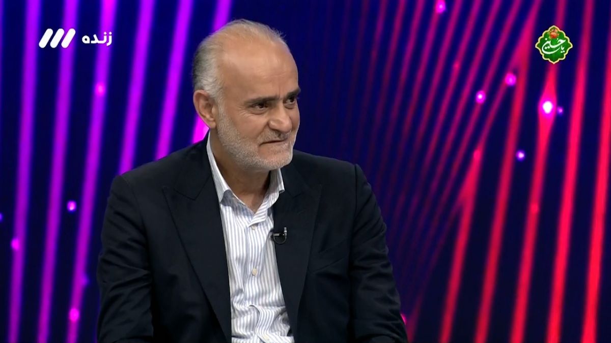 فوتبال برتر/ تعجب مهدی محمدنبی نایب رئیس فدراسیون فوتبال از خاطره مجری برنامه درباره سیگار کشیدن او