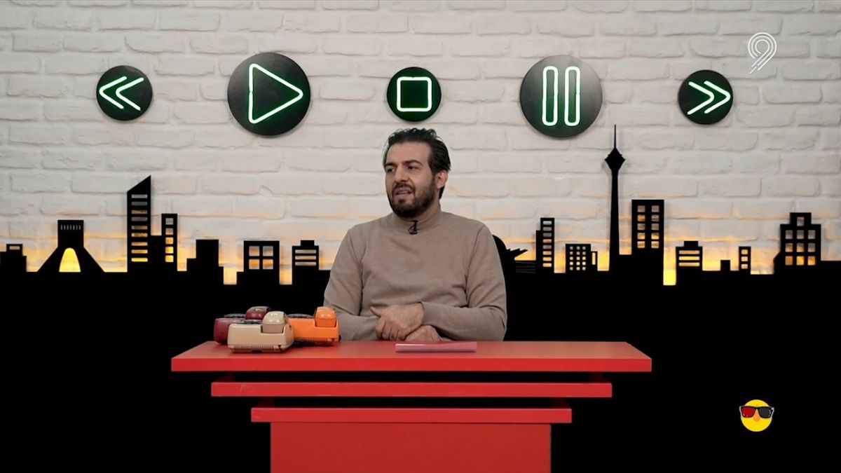 طنز ویدیوچک/ شبیه سازی نشست خبری امیر قلعه نویی سرمربی تیم ملی توسط عبدالله روا