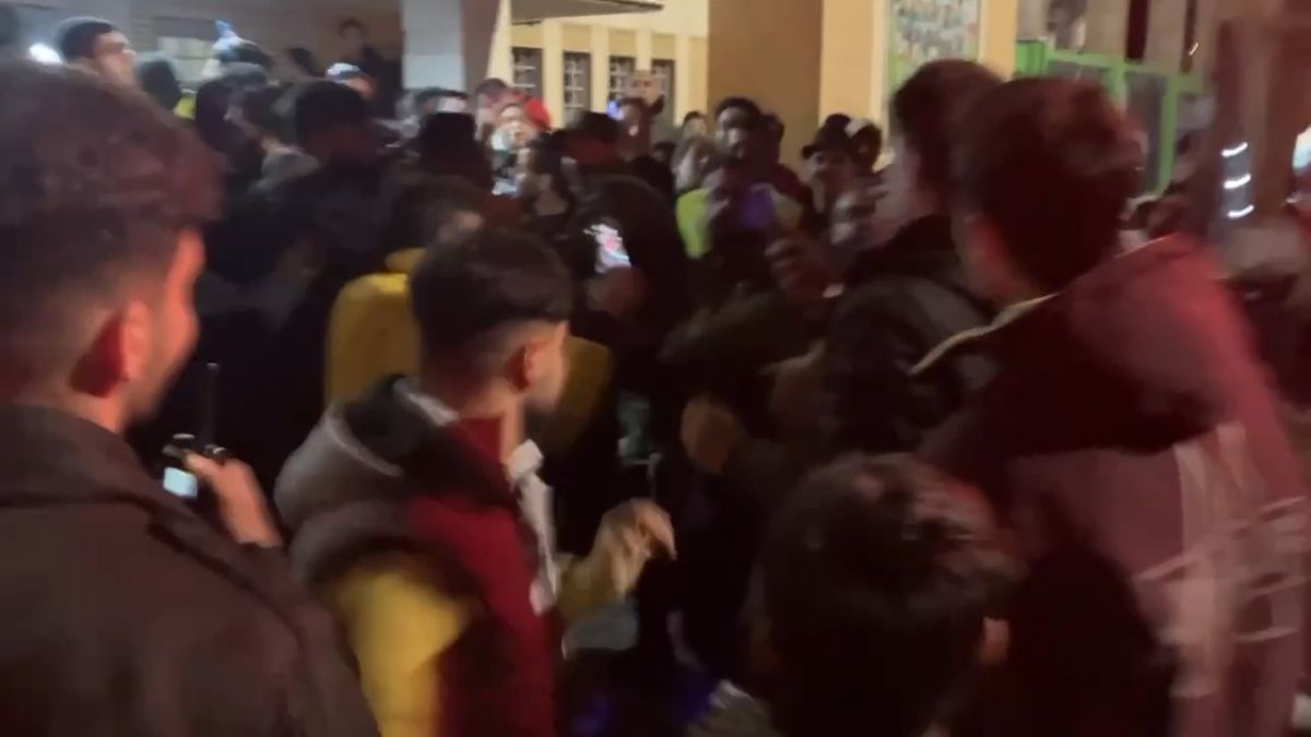 لحظه حمله محمدحسین کنعانی زادگان مدافع پرسپولیس به یک هوادار