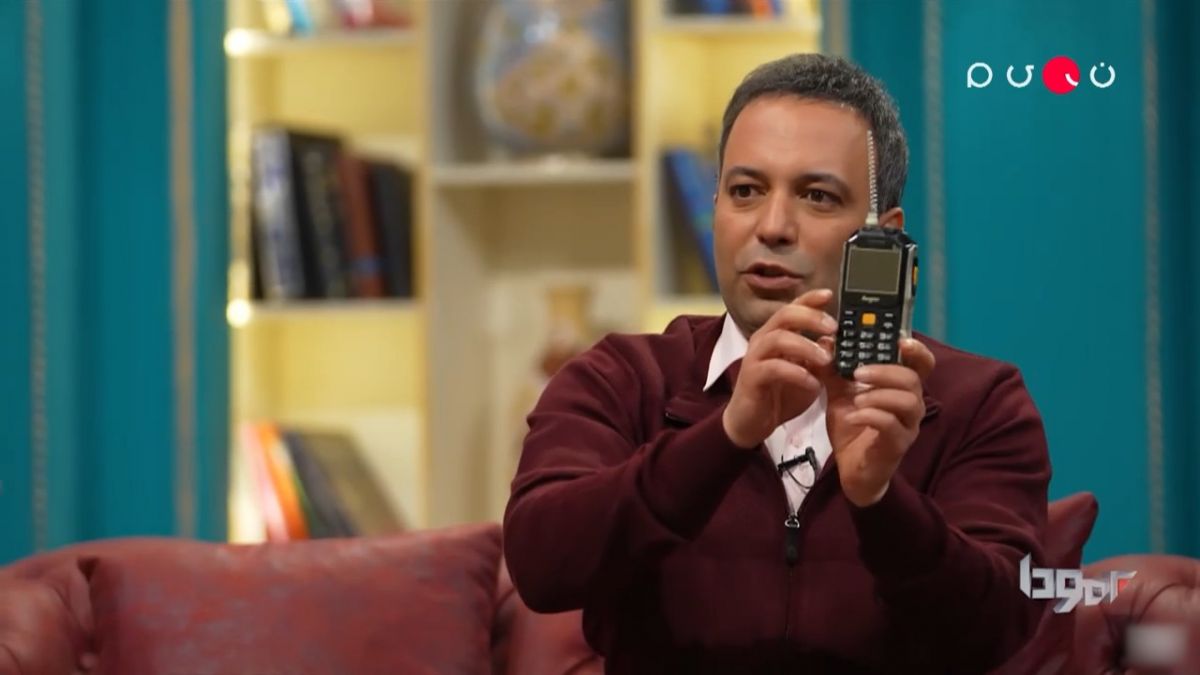 برمودا/ رونمایی از موبایل آنتن دار عجیب احمد مجدزاده در برنامه زنده