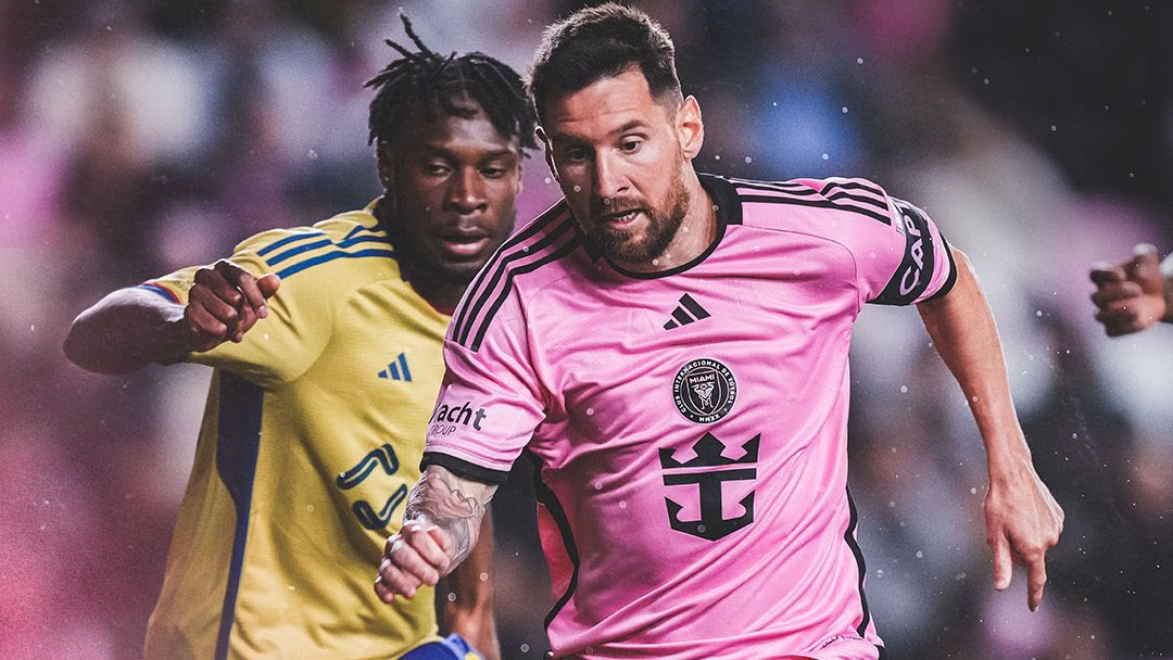 وقتی مسی بازیکن روی زمین افتاده حریف را هم دریبل می زند!