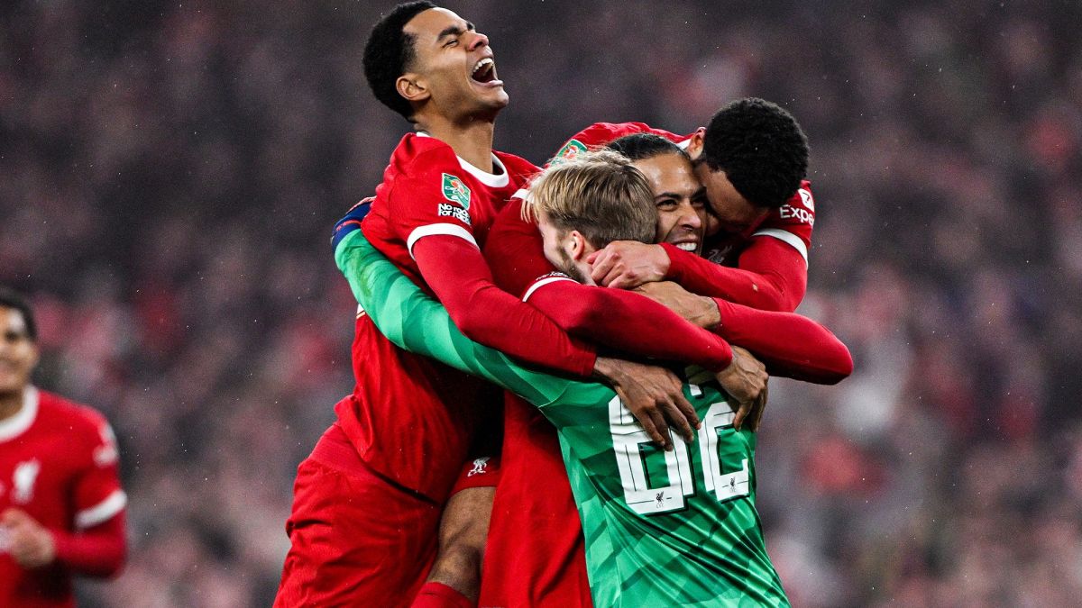 سوت پایان بازی و جشن بازیکنان لیورپول بعد از قهرمانی در جام اتحادیه