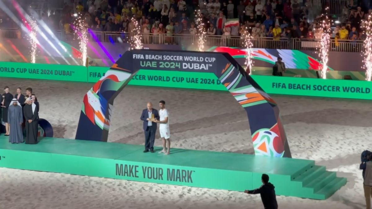 اختصاصی/ اهدای جایزه سومین گلزن برتر مسابقات جام جهانی فوتبال ساحلی به محمد مختاری