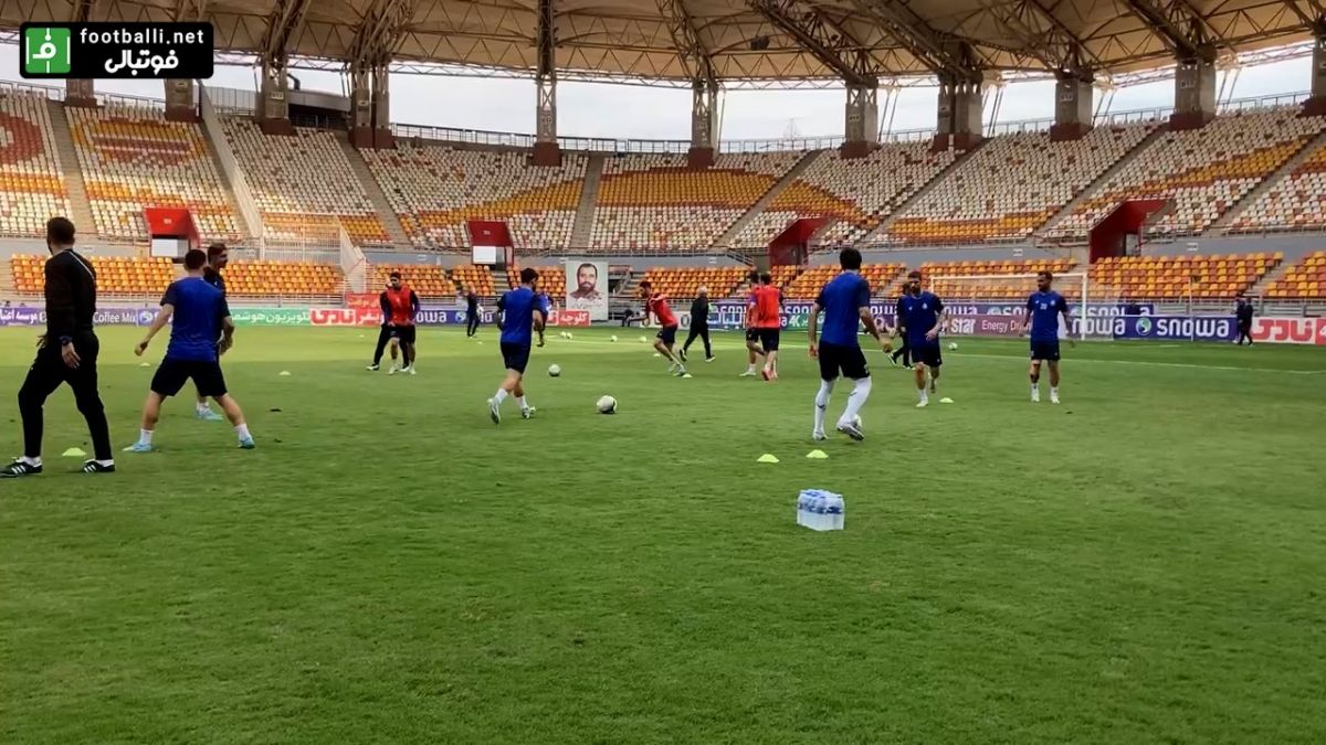 اختصاصی/ گرم کردن بازیکنان دو تیم ملوان - فولاد قبل از شروع مسابقه