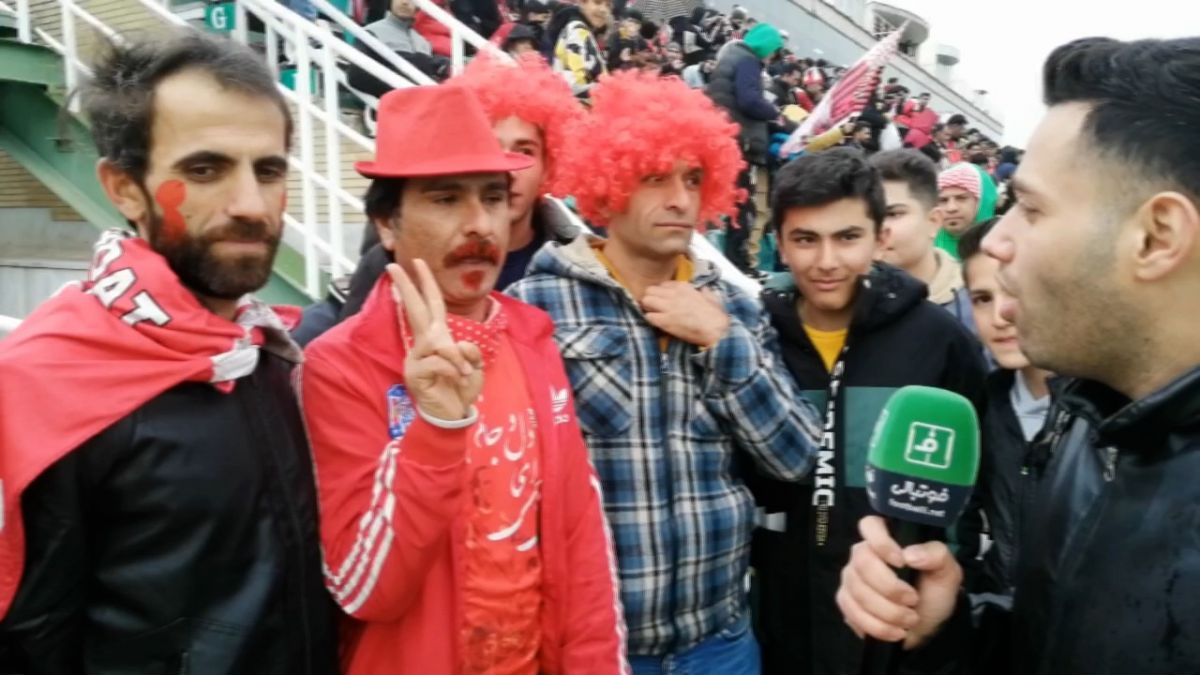اختصاصی/ وضعیت جایگاه هواداران پرسپولیس و مصاحبه با آن ها قبل از شروع بازی با ذوب آهن