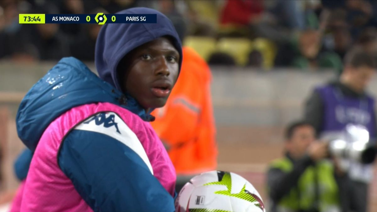 حرکت تکنیکی بازیکن موناکو و تعجب جالب توپ جمع کن